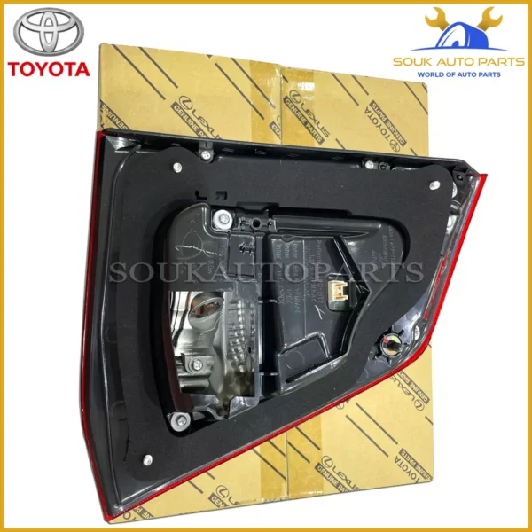 81581-60180 Genuine Toyota LENS AND BODY, REAR LAMP, RH 8158160180 LAND CRUISER