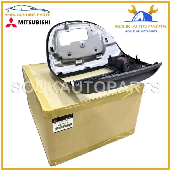 MR720570 Genuine Mitsubishi CENTER DASH INSTRUMENT PANEL DELICA L400 SPACE